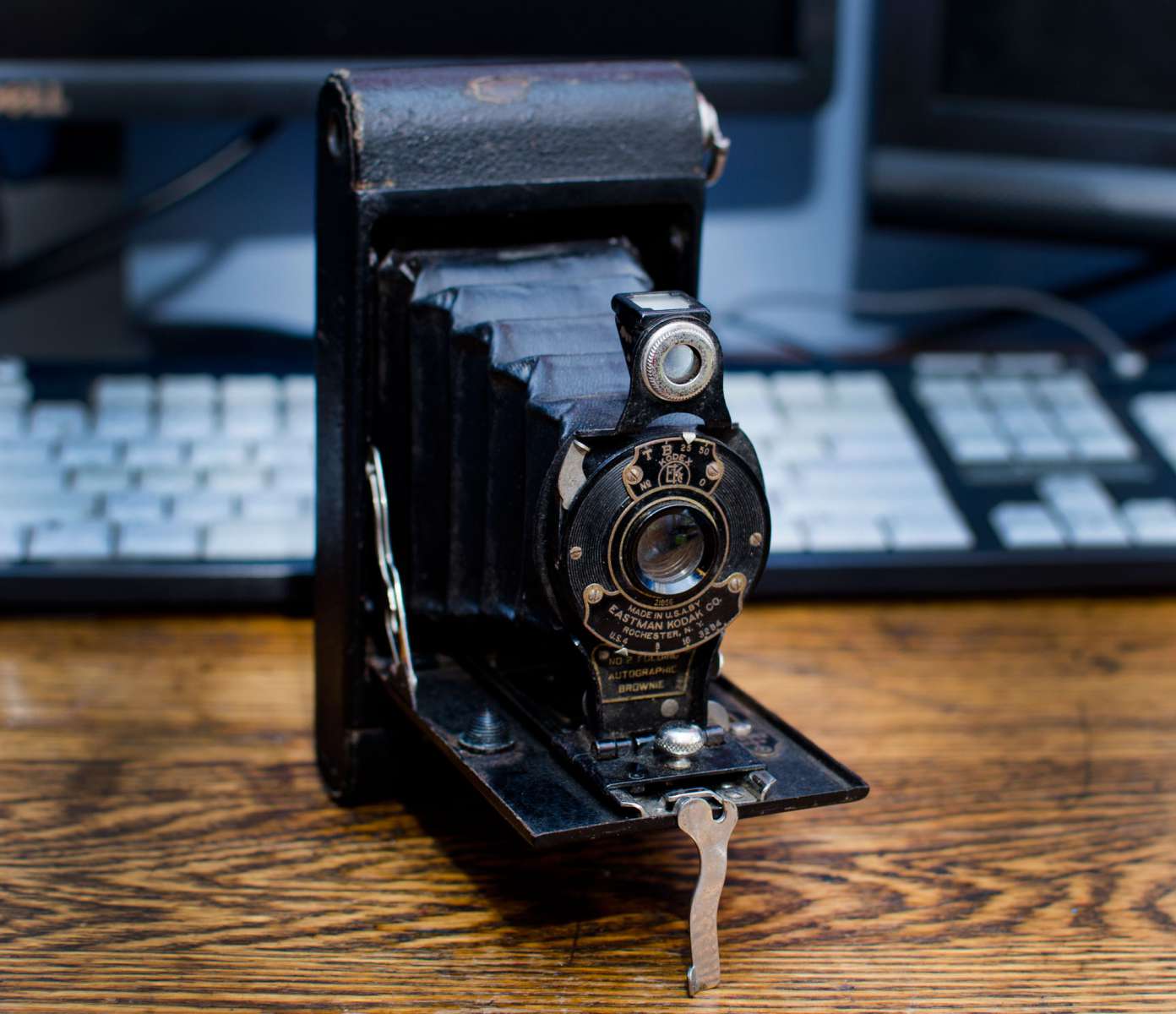 Photo of No. 2 Folding AUTOGRAPHIC BROWNIE Camera (Changed from square to round ends in 1917)
